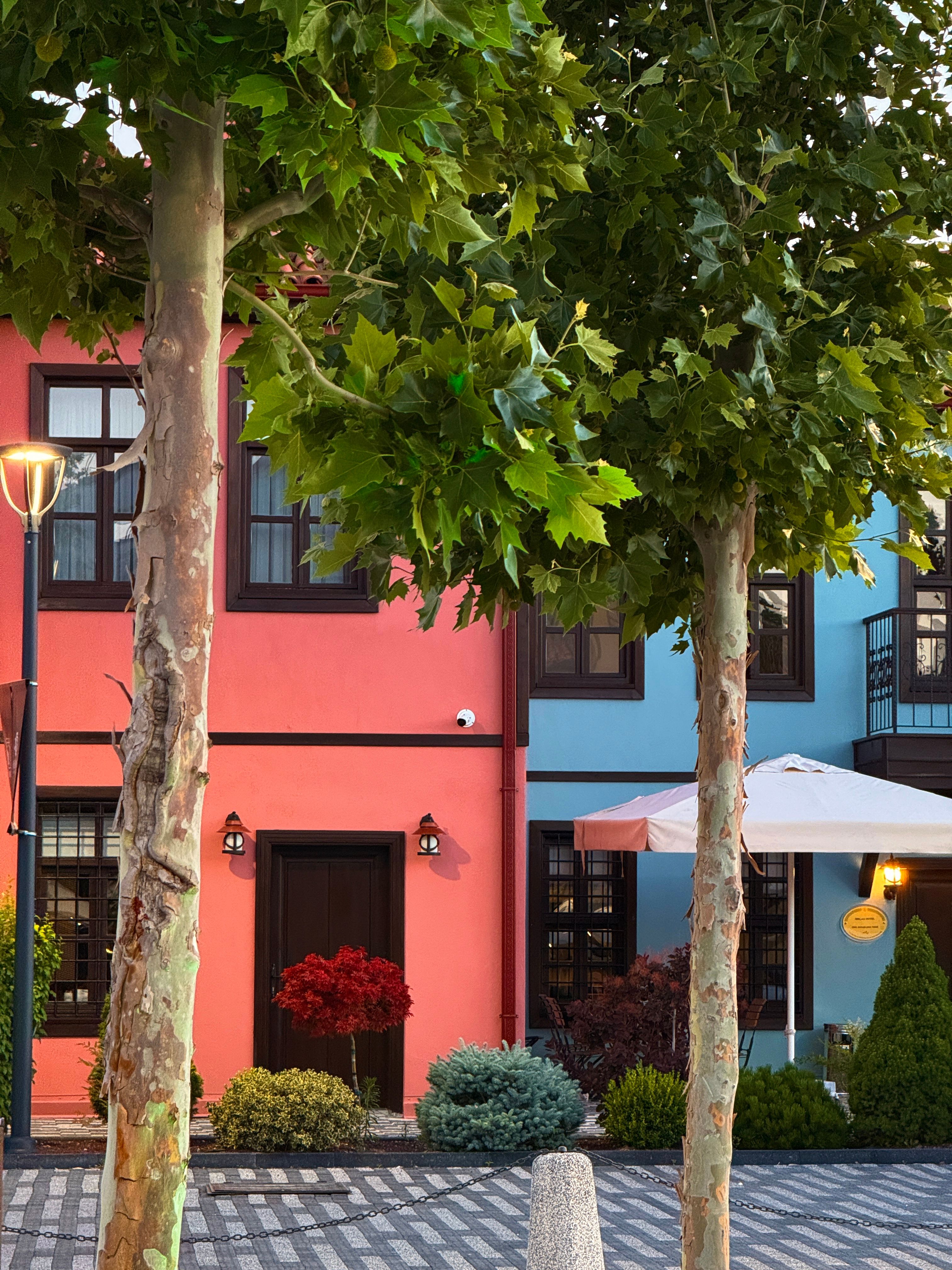 Propiedad de colores con terraza al atardecer