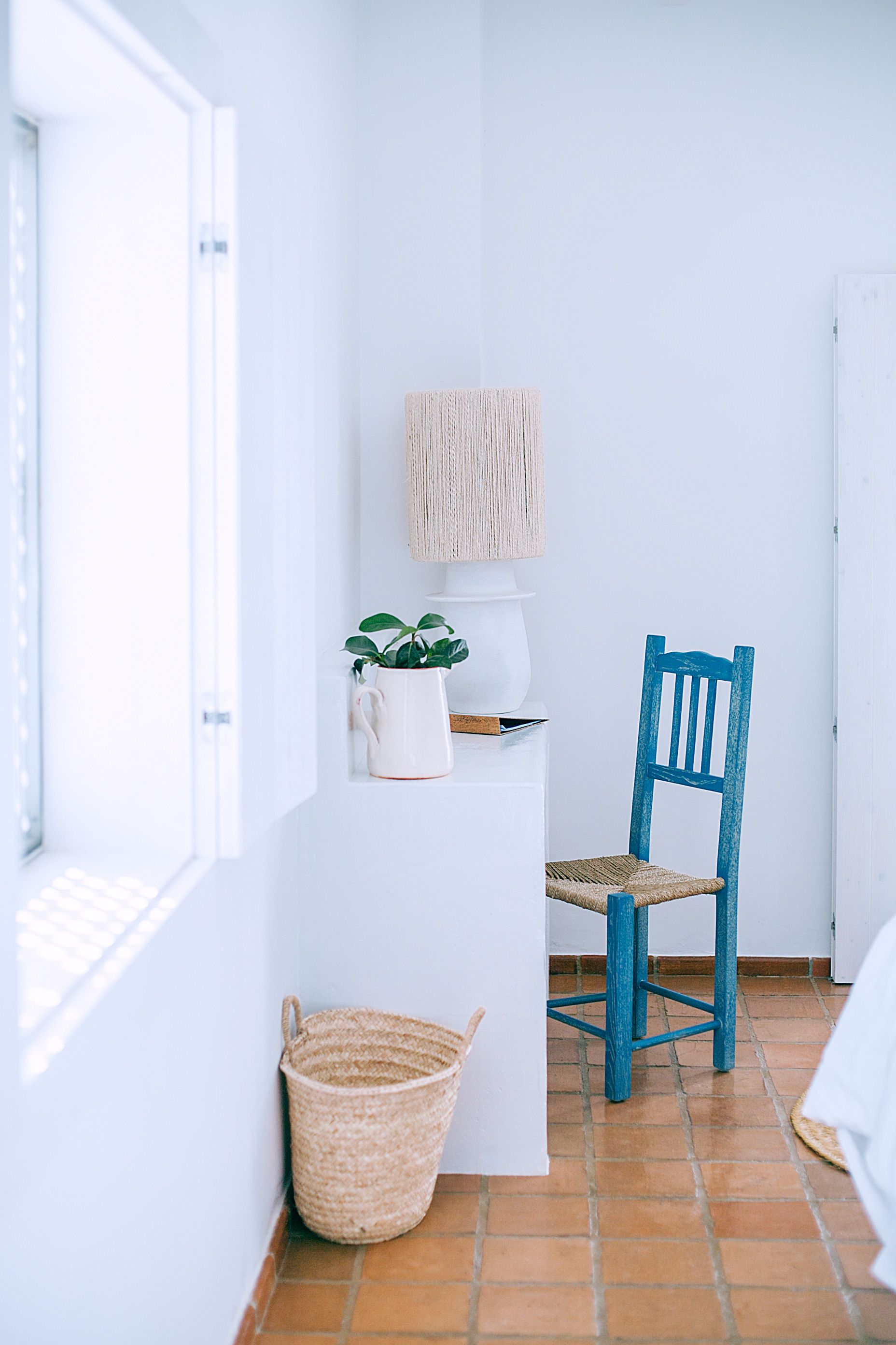 Interior luminoso con silla azul