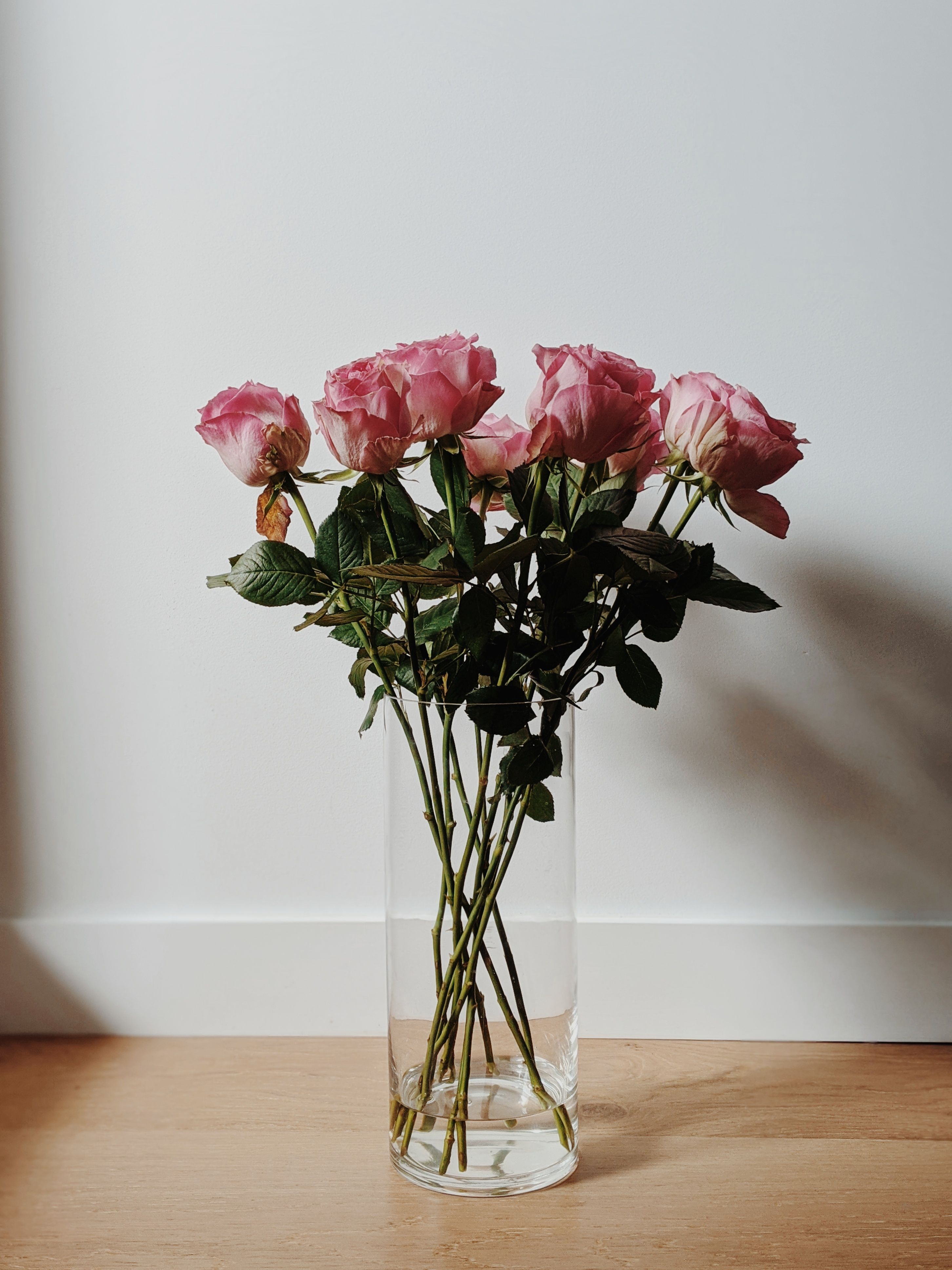 Rosas en jarrón de cristal