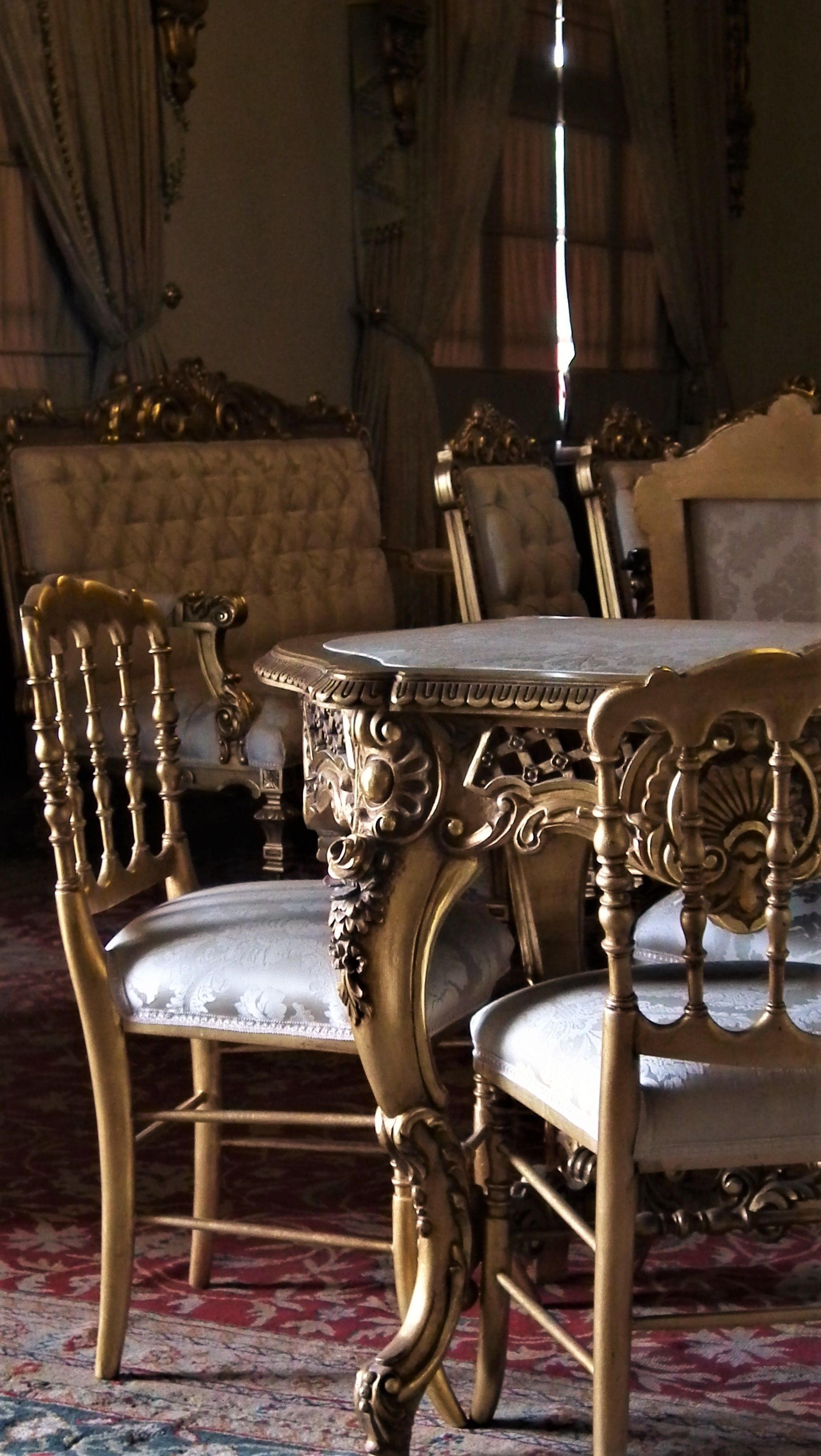 Mobiliario dorado de estilo barroco